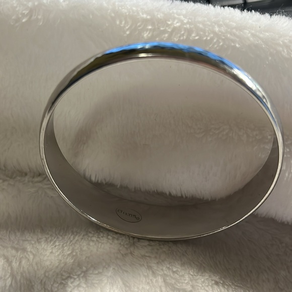 Bracelet Chico’s Silvertone Hammered unique design bangle. - Picture 3 of 5